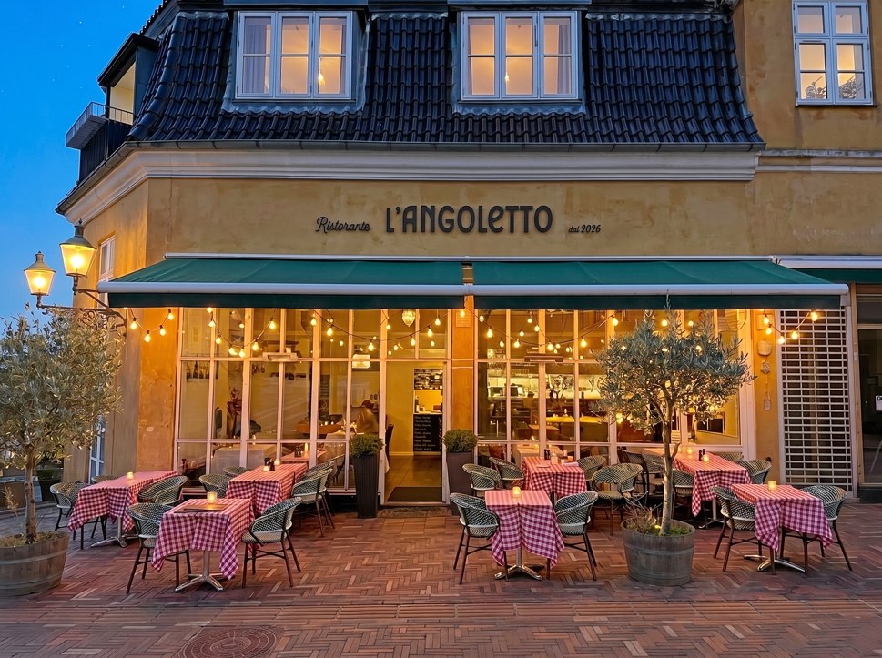 L'Angoletto set udefra i skumringen