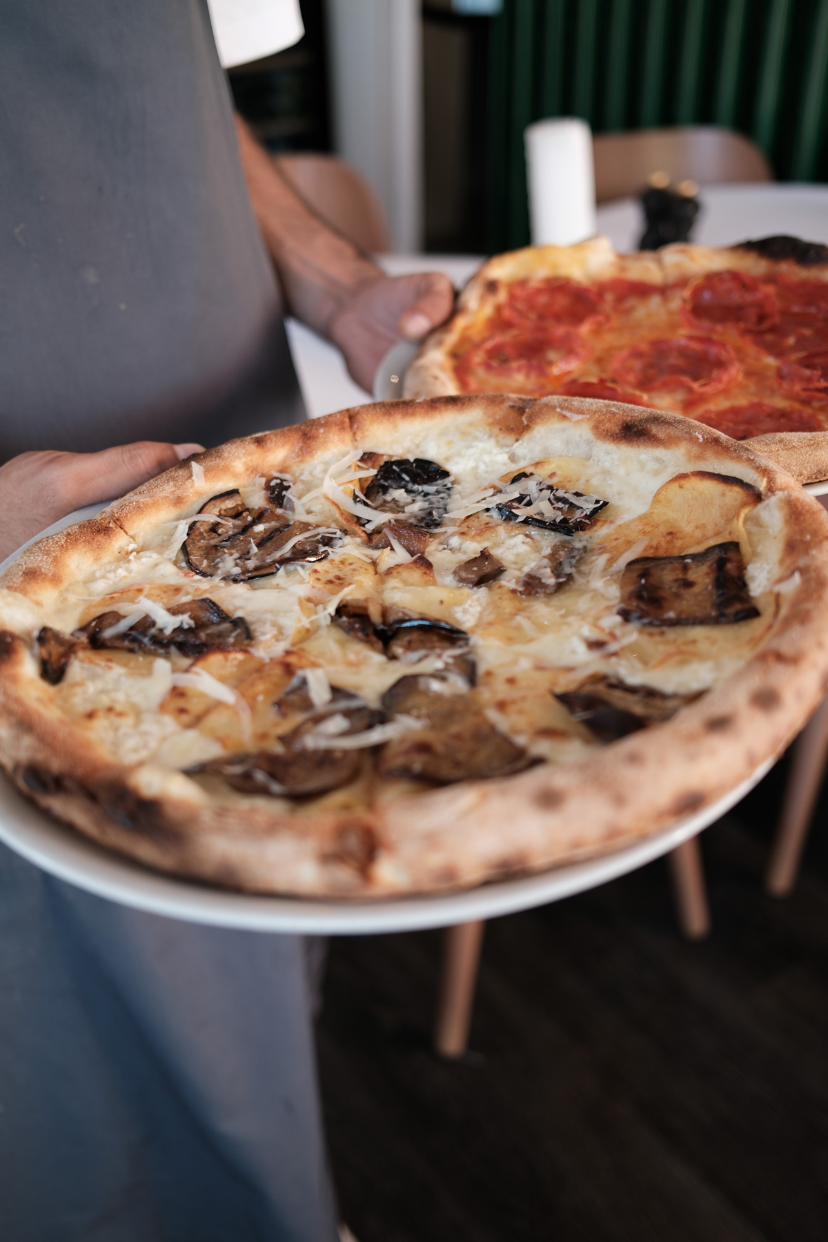 Frisk pizza serveret hos L'Angoletto